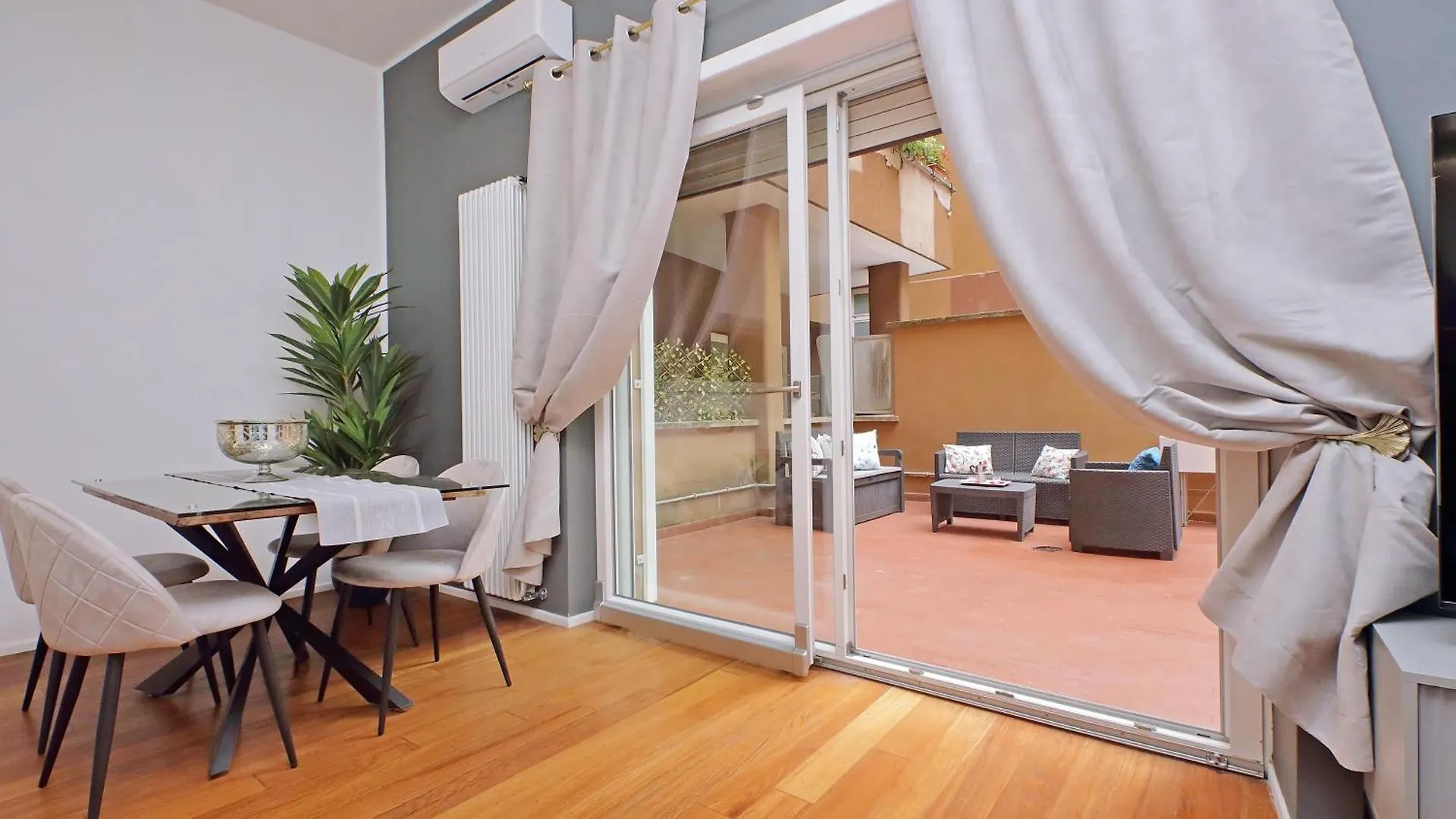New Apartment With Balcony - 150M Metro A Rome