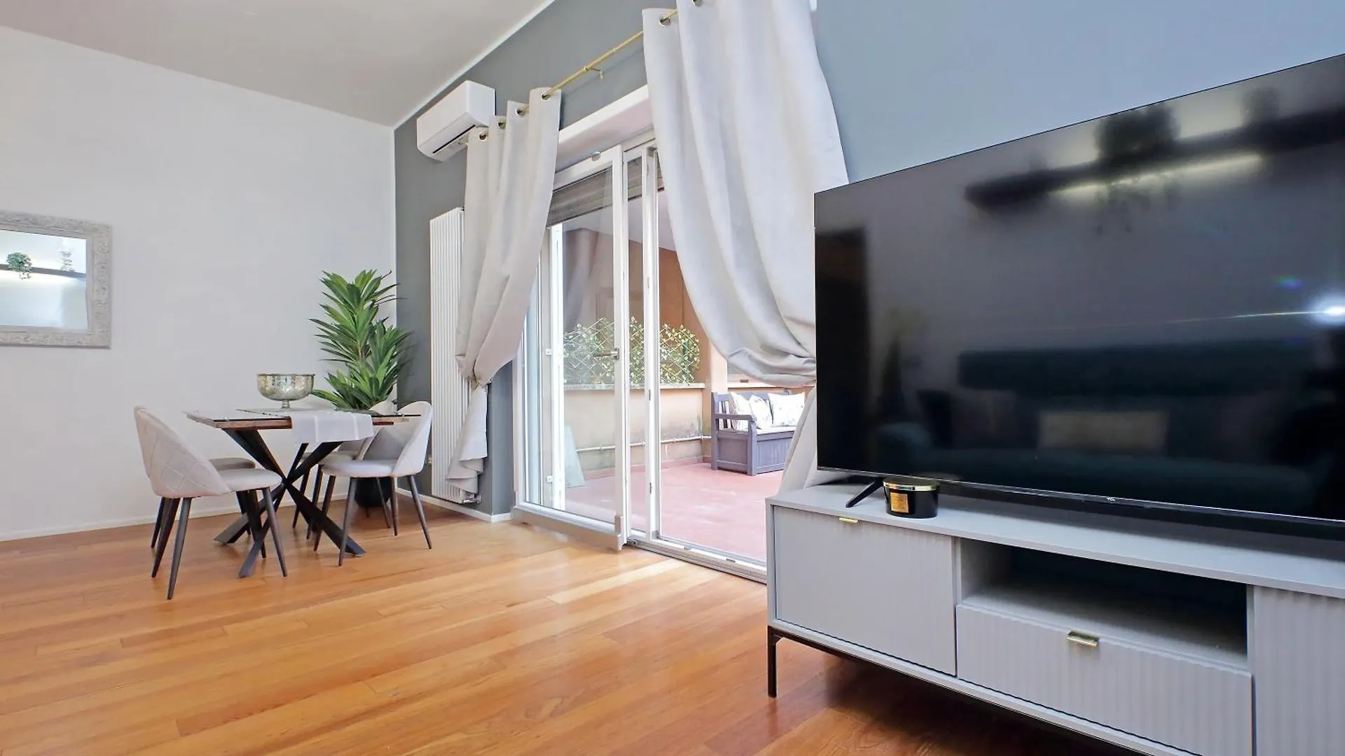 New Apartment With Balcony - 150M Metro A Rome Italy
