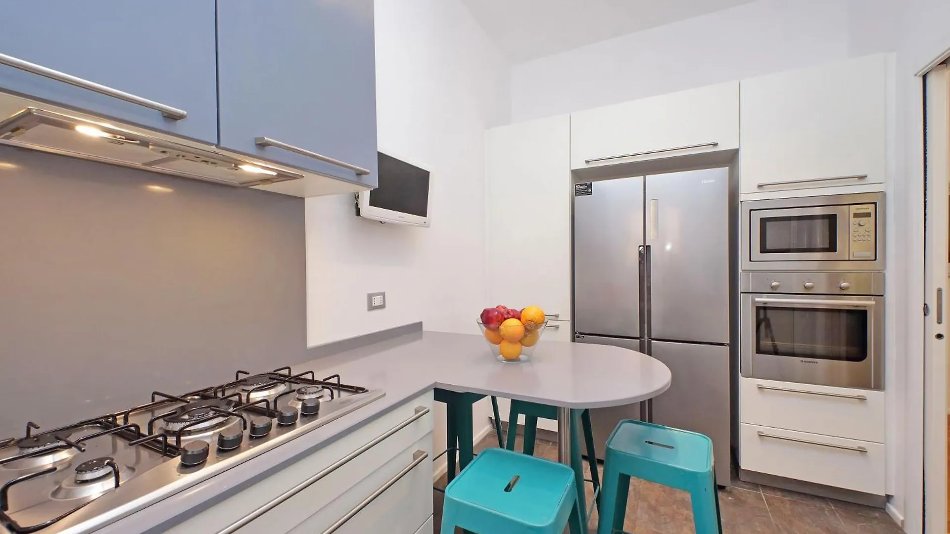 New Apartment With Balcony - 150M Metro A Rome Italy