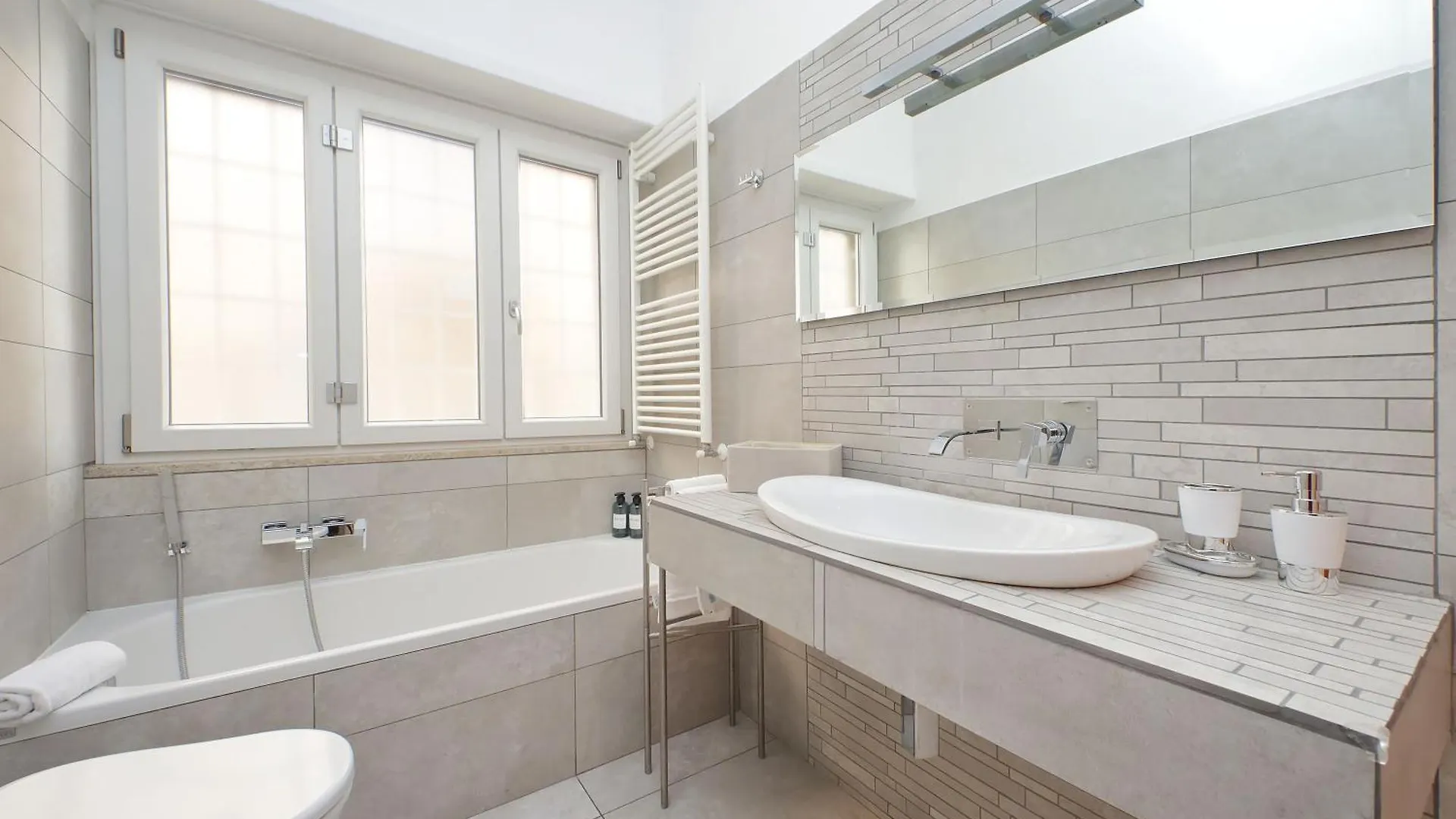 New Apartment With Balcony - 150M Metro A Rome Italy