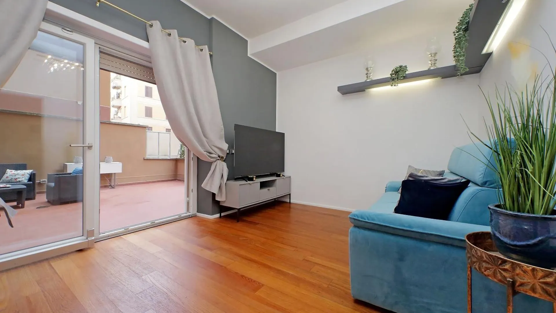 New Apartment With Balcony - 150M Metro A Rome