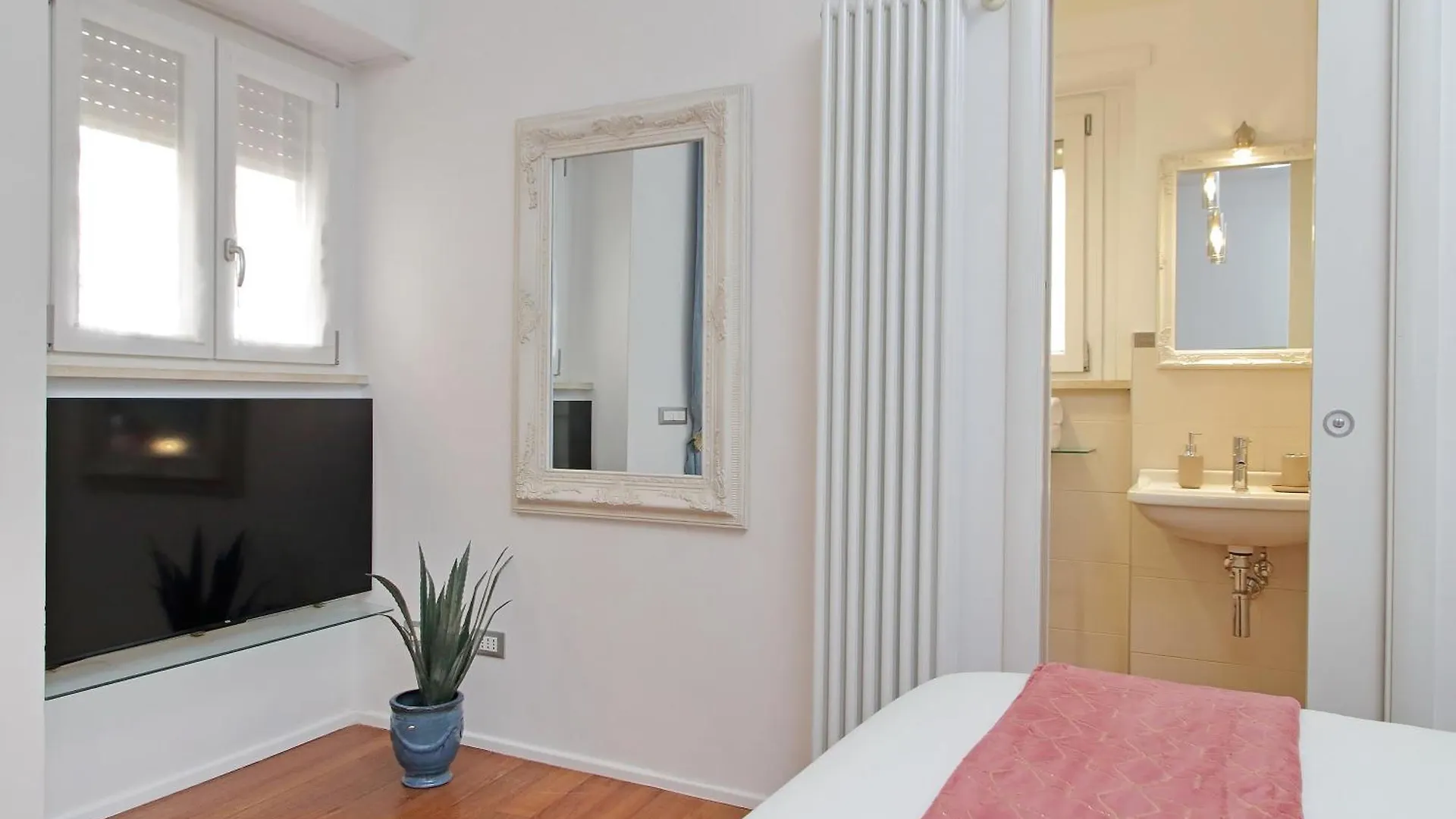New Apartment With Balcony - 150M Metro A Rome
