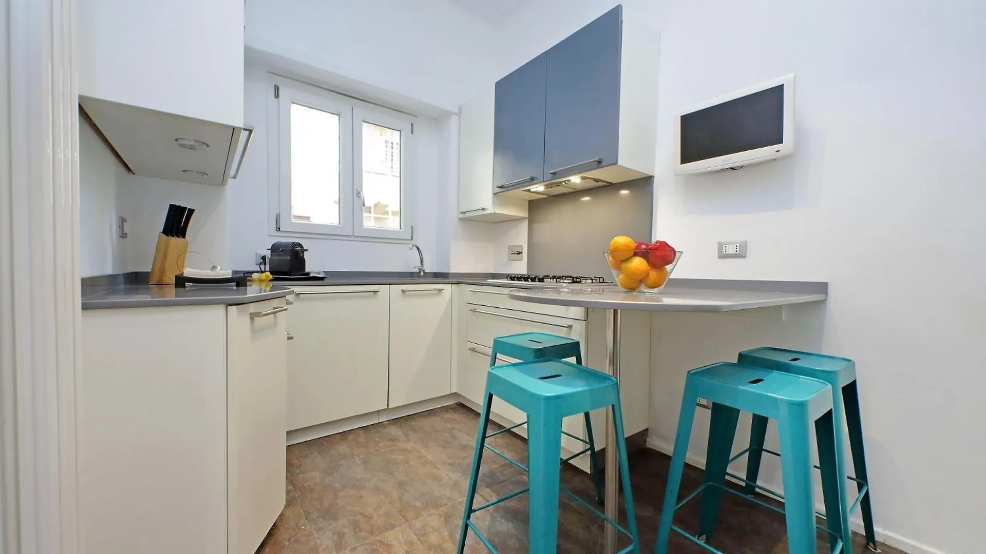 New Apartment With Balcony - 150M Metro A Rome