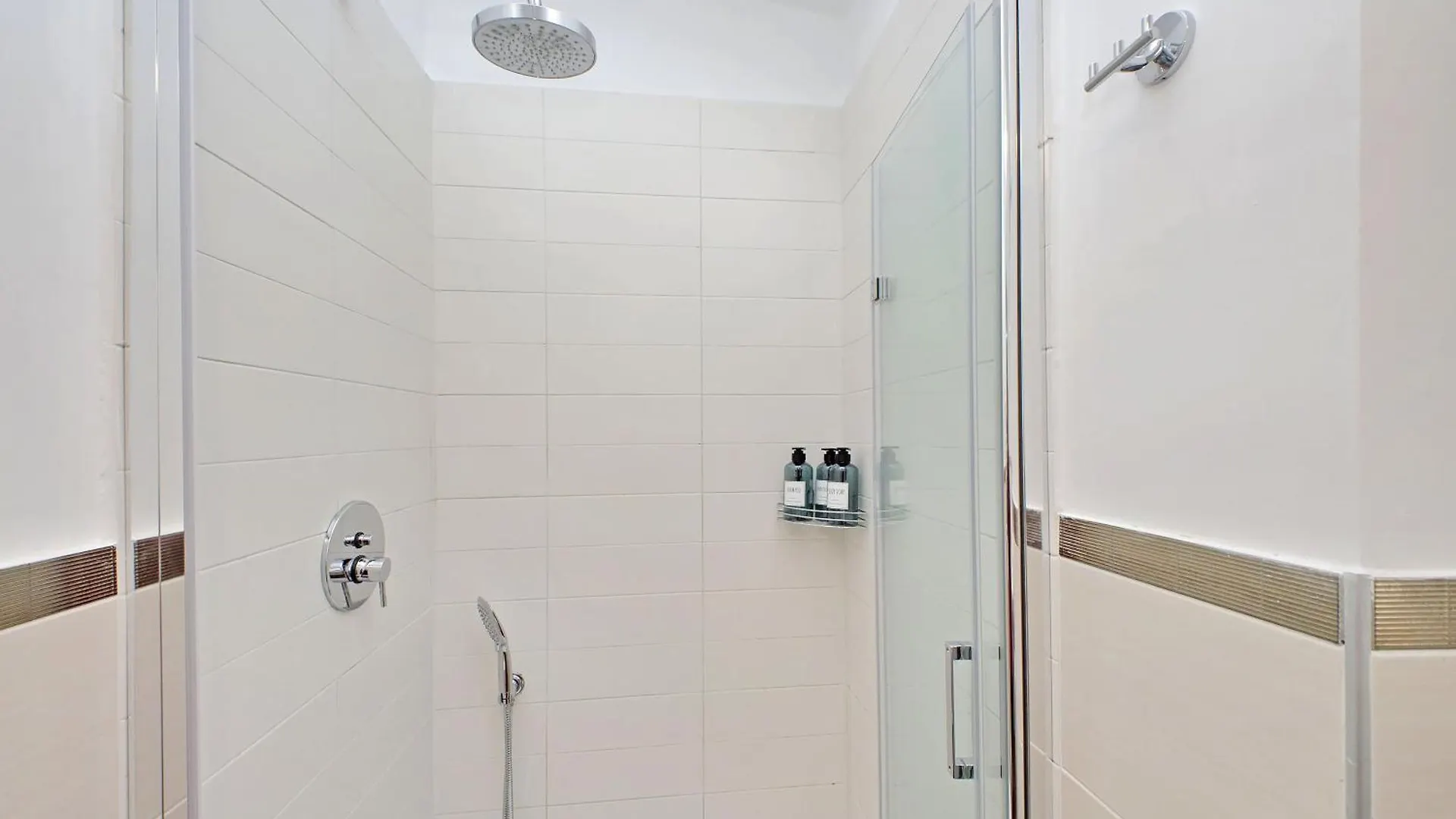 New Apartment With Balcony - 150M Metro A Rome